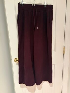 Lululemon mid-rise Wide Leg pant sweats in Black Plum size M